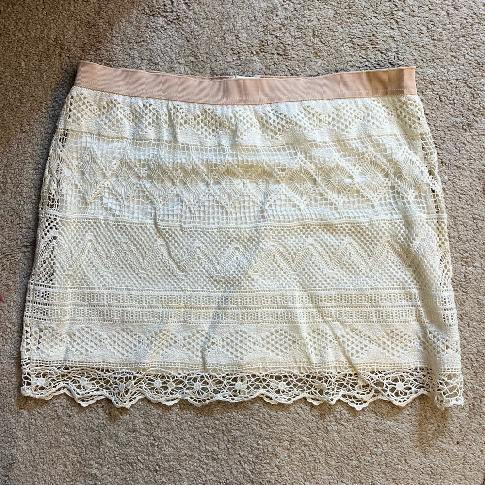 American Eagle 🦅 Cream Colored Crotchet Lace Mini Skirt